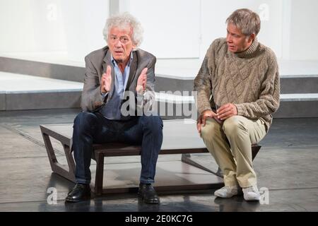 Regisseur und Schauspieler Jean-Luc Moreau und Schauspieler Jose Paul spielen Eric Assous' Stück 'Les Conjoints' während des Festival de Ramatuelle in Ramatuelle, Frankreich am 10. August 2012. Phot von Cyril Bruneau/ABACAPRESS.COM Stockfoto