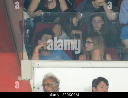 Mickael Youn und seine Freundin Isabelle Funaro beim Fußballspiel der Ersten Liga, Paris Saint-Germain gegen Lorient im Parc des Princes in Paris, Frankreich am 11. August 2012. Das Spiel endete in einem Unentschieden von 2-2. Foto von ABACAPRESS.COM Stockfoto