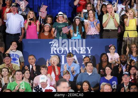 Die Anhänger des republikanischen Präsidentschaftskandidaten Mitt Romney jubeln bei der Ashland Victory Rally am 11. August 2012 in Ashland, VA, USA. Mitt Romney gab den Abgeordneten Paul Ryan (R-WI), einen Kongressabgeordneten mit sieben Amtszeit, als seinen Vizepräsidenten bekannt. Foto von Olivier Douliery/ABACAPRESS.COM Stockfoto