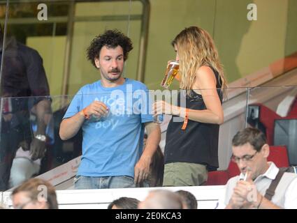 Mickael Youn und seine Freundin Isabelle Funaro beim Fußballspiel der Ersten Liga, Paris Saint-Germain gegen Lorient im Parc des Princes in Paris, Frankreich am 11. August 2012. Das Spiel endete in einem Unentschieden von 2-2. Foto von ABACAPRESS.COM Stockfoto
