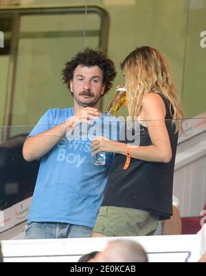 Mickael Youn und seine Freundin Isabelle Funaro beim Fußballspiel der Ersten Liga, Paris Saint-Germain gegen Lorient im Parc des Princes in Paris, Frankreich am 11. August 2012. Das Spiel endete in einem Unentschieden von 2-2. Foto von ABACAPRESS.COM Stockfoto