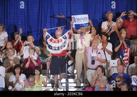 Die Anhänger des republikanischen Präsidentschaftskandidaten Mitt Romney jubeln bei der Ashland Victory Rally am 11. August 2012 in Ashland, VA, USA. Mitt Romney gab den Abgeordneten Paul Ryan (R-WI), einen Kongressabgeordneten mit sieben Amtszeit, als seinen Vizepräsidenten bekannt. Foto von Olivier Douliery/ABACAPRESS.COM Stockfoto