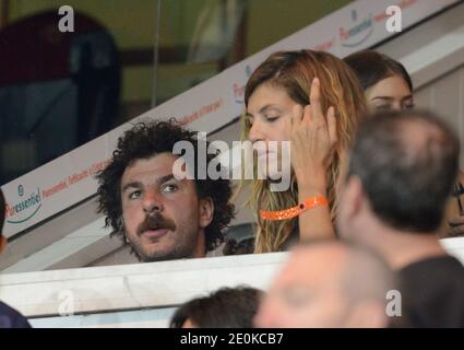 Mickael Youn und seine Freundin Isabelle Funaro beim Fußballspiel der Ersten Liga, Paris Saint-Germain gegen Lorient im Parc des Princes in Paris, Frankreich am 11. August 2012. Das Spiel endete in einem Unentschieden von 2-2. Foto von ABACAPRESS.COM Stockfoto