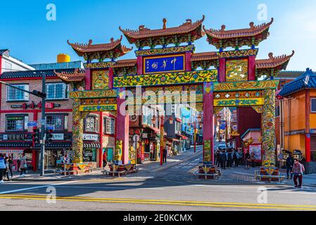 INCHEON, KOREA, 25. OKTOBER 2019: Die Menschen gehen durch Chinatown von Incheon in der Republik Korea Stockfoto