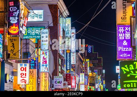 SEOUL, KOREA, 24. OKTOBER 2019: Bunte Schilder im Itaewon-Distrikt von Seoul, Republik Korea Stockfoto