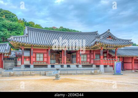 SUWON, KOREA, 24. OKTOBER 2019: Hwaseong Haenggung Palast in Suwon, Republik Korea Stockfoto