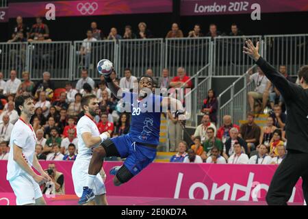 Cedric Sorhaindo aus Frankreich versucht beim Halbfinale der Männer im Handball zwischen Frankreich und Kroatien in der Basketball Arena bei den Olympischen Spielen 2012 in London, Großbritannien, am 10. August 2012 gegen Torhüter Venio Losert aus Kroatien zu Punkten. Foto von Giuliano Bevilacqua/ABACAPRESS.COM Stockfoto