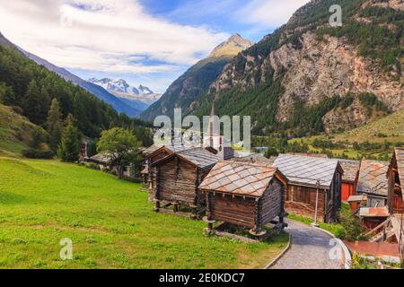 Berghütten Häuser, Kirche, schweiz, schweizer alpen, zermatt, wallis, Straße, Wolken, Baumgras, Feld Stockfoto