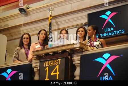 Jordyn Wieber, Aly Raisman, McKayla Maroney, Kyla Ross und Gabby Douglas vom U.S. Women's Gymnastics Olympic Gold Medal Team 2012 läuten die Schlussglocke an der New Yorker Börse in New York City, NY, USA, 14. August 2012. Foto von Brad Barket/ABACAPRESS.COM Stockfoto