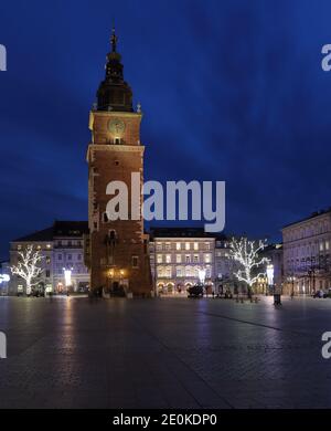 Historisches Rathaus auf dem Hauptmarkt in Krakau, Polen, am Abend, leerer Platz ohne Touristen Stockfoto