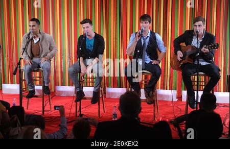 Mitglieder der Nickelodeon-Musikband Big Time Rush , Logan Henderson, James Maslow, Kendall Schmidt und Carlos Pena, Jr., besuchen am 20. August 2012 das erste Kids State Dinner im Weißen Haus in Washington, DC, USA. 54 Kinder im Alter von 8 bis 12 Jahren, die alle US-Bundesstaaten, drei Territorien und den District of Columbia repräsentieren, besuchen ein Mittagessen mit einer Auswahl gesunder Rezepte aus der Healthy Lunch Time Challenge und einer Performance der Nickelodeon-Musiksensation Big Time Rush. Foto von Olivier Douliery/ABACAPRESS.COM Stockfoto