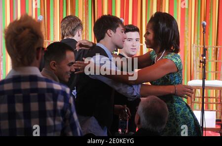 First Lady Michelle Obama umarmt Mitglieder der Nickelodeon-Musikband Big Time Rush beim ersten Kids State Dinner, das am 20. August 2012 im Weißen Haus in Washington, DC, USA stattfindet. 54 Kinder im Alter von 8 bis 12 Jahren, die alle US-Bundesstaaten, drei Territorien und den District of Columbia repräsentieren, besuchen ein Mittagessen mit einer Auswahl gesunder Rezepte aus der Healthy Lunch Time Challenge und einer Performance der Nickelodeon-Musiksensation Big Time Rush. Foto von Olivier Douliery/ABACAPRESS.COM Stockfoto