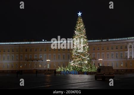 Der Weihnachts- und Neujahrsbaum in der Nacht, LED-Dekoration auf dem verlassenen zentralen Palastplatz in St. Petersburg, Russland Stockfoto