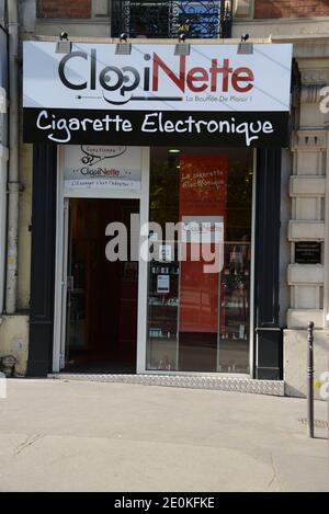 Ansicht eines Clopinette-Geschäfts in Paris, Frankreich am 23. August 2012. Clopinette Geschäfte verkaufen elektronische Zigaretten, auch bekannt als E-Zigaretten, um den Verbrauchern zu helfen, mit dem Rauchen aufzuhören. Das elektrische Gerät simuliert den Akt des Tabakrauchens, indem es einen eingeatmeten Dampf erzeugt, der das physische Gefühl, das Aussehen und oft den Geschmack des eingeatmeten Tabakrauchs ohne seinen Geruch oder seine Gesundheitsrisiken trägt. Das Gerät verdampft mittels Wärme oder Ultraschall eine flüssige Lösung auf Propylenglykol- oder Glycerin-Basis in einen Aerosolnebel, ähnlich wie ein Vernebler oder Befeuchter Lösungen für die Inhalation verdampft. P Stockfoto