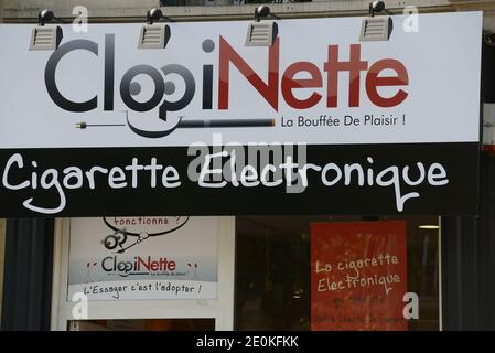 Ansicht eines Clopinette-Geschäfts in Paris, Frankreich am 23. August 2012. Clopinette Geschäfte verkaufen elektronische Zigaretten, auch bekannt als E-Zigaretten, um den Verbrauchern zu helfen, mit dem Rauchen aufzuhören. Das elektrische Gerät simuliert den Akt des Tabakrauchens, indem es einen eingeatmeten Dampf erzeugt, der das physische Gefühl, das Aussehen und oft den Geschmack des eingeatmeten Tabakrauchs ohne seinen Geruch oder seine Gesundheitsrisiken trägt. Das Gerät verdampft mittels Wärme oder Ultraschall eine flüssige Lösung auf Propylenglykol- oder Glycerin-Basis in einen Aerosolnebel, ähnlich wie ein Vernebler oder Befeuchter Lösungen für die Inhalation verdampft. P Stockfoto