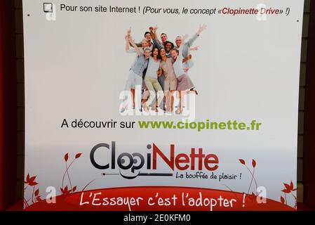 Ansicht eines Clopinette-Geschäfts in Paris, Frankreich am 23. August 2012. Clopinette Geschäfte verkaufen elektronische Zigaretten, auch bekannt als E-Zigaretten, um den Verbrauchern zu helfen, mit dem Rauchen aufzuhören. Das elektrische Gerät simuliert den Akt des Tabakrauchens, indem es einen eingeatmeten Dampf erzeugt, der das physische Gefühl, das Aussehen und oft den Geschmack des eingeatmeten Tabakrauchs ohne seinen Geruch oder seine Gesundheitsrisiken trägt. Das Gerät verdampft mittels Wärme oder Ultraschall eine flüssige Lösung auf Propylenglykol- oder Glycerin-Basis in einen Aerosolnebel, ähnlich wie ein Vernebler oder Befeuchter Lösungen für die Inhalation verdampft. P Stockfoto