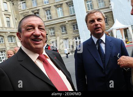 Ange Mancini und Christian Flaesch, Direktor der Pariser Justizpolizei, nehmen am 23. August 2012 an einer Zeremonie anlässlich des 68. Jahrestages der Befreiung von Paris von den Nazis im Polizeihauptquartier in Paris Teil. Foto von Mousse/ABACAPRESS.COM Stockfoto