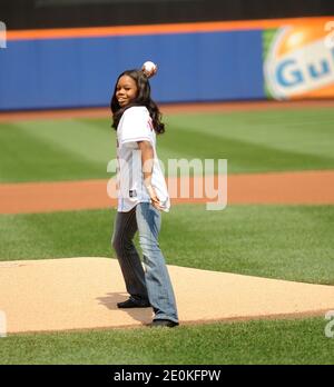 Die olympische Goldmedaillengewinnerin der US-Turnerin Gabrielle Douglas wirft am 23. August 2012 die erste Seillänge im Citi Field, Queens, New York City, NY, USA. Foto von Brad Barket/ABACAPRESS.COM Stockfoto