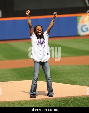 Die olympische Goldmedaillengewinnerin der US-Turnerin Gabrielle Douglas wirft am 23. August 2012 die erste Seillänge im Citi Field, Queens, New York City, NY, USA. Foto von Brad Barket/ABACAPRESS.COM Stockfoto