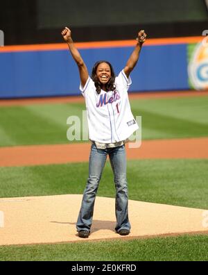 Die olympische Goldmedaillengewinnerin der US-Turnerin Gabrielle Douglas wirft am 23. August 2012 die erste Seillänge im Citi Field, Queens, New York City, NY, USA. Foto von Brad Barket/ABACAPRESS.COM Stockfoto