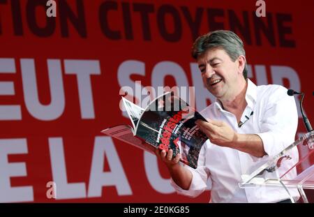 Jean-Luc Melenchon, Vorsitzender der Parti de Gauche (FG), hält eine Rede zur Eröffnung des "Estivales du Front de Gauche", des Sommerkongresses der Linkspartei (Parti de Gauche) in Saint Martin d'Heres, bei Grenoble, Frankreich, am 24. August 2012. Fotos von Vincent Dargent/ABACAPRESS.COM Stockfoto