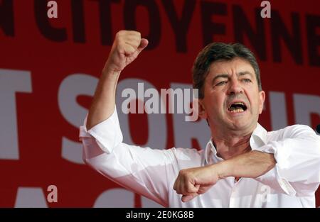 Jean-Luc Melenchon, Vorsitzender der Parti de Gauche (FG), hält eine Rede zur Eröffnung des "Estivales du Front de Gauche", des Sommerkongresses der Linkspartei (Parti de Gauche) in Saint Martin d'Heres, bei Grenoble, Frankreich, am 24. August 2012. Fotos von Vincent Dargent/ABACAPRESS.COM Stockfoto