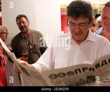 Der Vorsitzende der Parti de Gauche (FG), Jean-Luc Melenchon, liest die russische Zeitung Pravda beim "Estivales du Front de Gauche", dem Sommerkongress der Linkspartei (Parti de Gauche) in Saint Martin d'Heres, bei Grenoble, Frankreich, am 24. August 2012. Fotos von Vincent Dargent/ABACAPRESS.COM Stockfoto