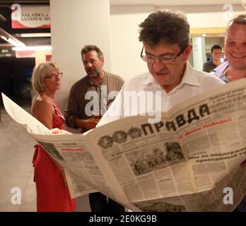 Der Vorsitzende der Parti de Gauche (FG), Jean-Luc Melenchon, liest die russische Zeitung Pravda beim "Estivales du Front de Gauche", dem Sommerkongress der Linkspartei (Parti de Gauche) in Saint Martin d'Heres, bei Grenoble, Frankreich, am 24. August 2012. Fotos von Vincent Dargent/ABACAPRESS.COM Stockfoto