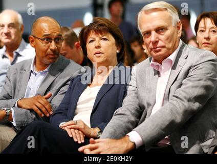 Die Nummer 2 der Sozialistischen Partei Harlem Desir, Sozialistische Partei (PS) erste Sekretärin Martine Aubry, Premierminister Jean-Marc Ayrault sind während des dritten Tages der jährlichen Sommeruniversität der Sozialistischen Partei (PS) in La Rochelle im Südwesten Frankreichs am 26. August 2012 abgebildet. Die jährliche Sommeruniversität der Sozialistischen Partei (PS) findet vom 24. Bis 26. August in La Rochelle statt. Foto von Patrick Bernard/ABACAPRESS.COM Stockfoto