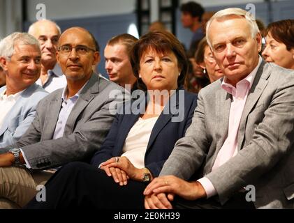 Nationalversammlung Claude Bartolone, Nummer 2 der Sozialistischen Partei Harlem Desir, erste Sekretärin der Sozialistischen Partei (PS) Martine Aubry, Premierminister Jean-Marc Ayrault sind während des dritten Tages der jährlichen Sommeruniversität der Sozialistischen Partei (PS) in La Rochelle im Südwesten Frankreichs am 26. August 2012 abgebildet. Die jährliche Sommeruniversität der Sozialistischen Partei (PS) findet vom 24. Bis 26. August in La Rochelle statt. Foto von Patrick Bernard/ABACAPRESS.COM Stockfoto