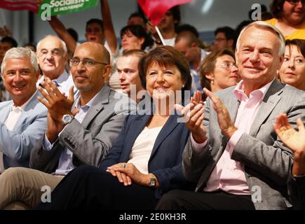 Nationalversammlung Claude Bartolone, Nummer 2 der Sozialistischen Partei Harlem Desir, erste Sekretärin der Sozialistischen Partei (PS) Martine Aubry, Premierminister Jean-Marc Ayrault sind während des dritten Tages der jährlichen Sommeruniversität der Sozialistischen Partei (PS) in La Rochelle im Südwesten Frankreichs am 26. August 2012 abgebildet. Die jährliche Sommeruniversität der Sozialistischen Partei (PS) findet vom 24. Bis 26. August in La Rochelle statt. Foto von Patrick Bernard/ABACAPRESS.COM Stockfoto