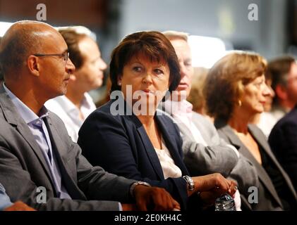 Die Nummer 2 der Sozialistischen Partei Harlem Desir, die erste Sekretärin der Sozialistischen Partei (PS) Martine Aubry sind während des dritten Tages der jährlichen Sommeruniversität der Sozialistischen Partei (PS) am 26. August 2012 in La Rochelle im Südwesten Frankreichs abgebildet. Die jährliche Sommeruniversität der Sozialistischen Partei (PS) findet vom 24. Bis 26. August in La Rochelle statt. Foto von Patrick Bernard/ABACAPRESS.COM Stockfoto