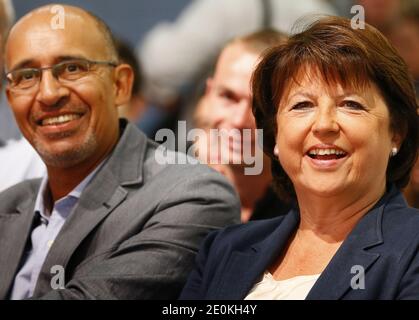 Die Nummer 2 der Sozialistischen Partei Harlem Desir, die erste Sekretärin der Sozialistischen Partei (PS) Martine Aubry sind während des dritten Tages der jährlichen Sommeruniversität der Sozialistischen Partei (PS) am 26. August 2012 in La Rochelle im Südwesten Frankreichs abgebildet. Die jährliche Sommeruniversität der Sozialistischen Partei (PS) findet vom 24. Bis 26. August in La Rochelle statt. Foto von Patrick Bernard/ABACAPRESS.COM Stockfoto