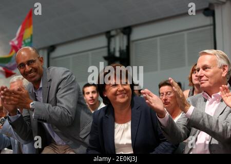 Die erste Sekretärin der Sozialistischen Partei (PS), Martine Aubry, der französische Premierminister Jean-Marc Ayrault und Harlem Desir, Nummer 2 der Sozialistischen Partei, sind am letzten Tag der jährlichen Sommeruniversität der Sozialistischen Partei (PS) in La Rochelle, Westfrankreich, am 25. August 2012 abgebildet. Foto von Stephane Lemouton/ABACAPRESS.COM. Stockfoto