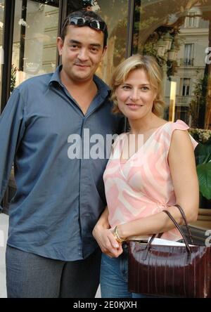 Filebild von Stephane Slima und Christine Lemler aus der französischen TV-Show "Sous le Soleil" posieren 2005 in Monte-Carlo während des Monte-Carlo TV Festivals. Stephane Slima stirbt mit 41 Jahren. Foto von Denis Guignebourg/ABACAPRESS.COM Stockfoto