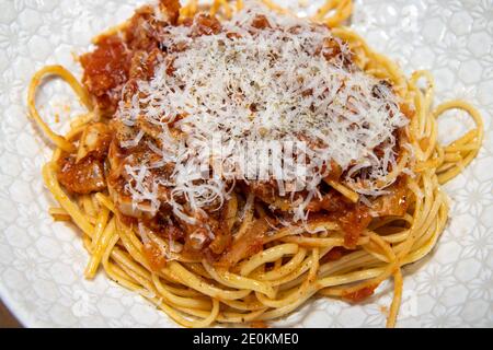 Ein Teller mit köstlichen Thunfisch Pasta Spaghetti Bolognese gekrönt mit Geriebener Käse Stockfoto