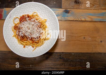 Ein Teller mit köstlichen Thunfisch Pasta Spaghetti Bolognese gekrönt mit Geriebener Käse Stockfoto