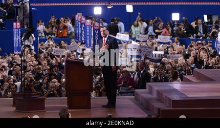 Republikanischer Präsidentschaftskandidat, ehemaliger Gouverneur von Massachusetts Mitt Romney steht auf der Bühne, nachdem er die Nominierung während des letzten Tages der Republikanischen Nationalkonvent auf dem Tampa Bay Times Forum am 30. August 2012 in Tampa, FL, USA angenommen hat. Foto von Douliery-Hahn/ABACAPRESS.COM Stockfoto