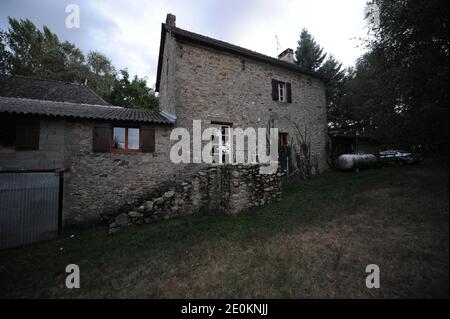 Das Haus der britischen ehemaligen Werbegeschäftsführerin Patricia Wilson ist am 30. August 2012 in Vabre Tizac, Aveyron, Frankreich, abgebildet. Patricia Wilson war vor fünf Jahren in das Dorf gezogen. Seit August 18 ist Patricia Wiston verschwunden. Es wurde berichtet, dass die Polizei ihre Steinhütte betrat, wo sie Blut auf dem Boden und an den Wänden fanden. Ihr Leichnam wurde noch nicht gefunden und Polizeitaucher suchten nach einer Morduntersuchung in der Gegend nach Seen. Der Gärtner wurde verhaftet, nachdem Blutproben aus ihrem Haus entnommen wurden und sein Auto Wilsons DNA-Profil entsprach. Foto von Florent Busquets-Manavit/ABACAPR Stockfoto