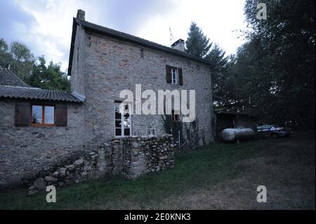 Das Haus der britischen ehemaligen Werbegeschäftsführerin Patricia Wilson ist am 30. August 2012 in Vabre Tizac, Aveyron, Frankreich, abgebildet. Patricia Wilson war vor fünf Jahren in das Dorf gezogen. Seit August 18 ist Patricia Wiston verschwunden. Es wurde berichtet, dass die Polizei ihre Steinhütte betrat, wo sie Blut auf dem Boden und an den Wänden fanden. Ihr Leichnam wurde noch nicht gefunden und Polizeitaucher suchten nach einer Morduntersuchung in der Gegend nach Seen. Der Gärtner wurde verhaftet, nachdem Blutproben aus ihrem Haus entnommen wurden und sein Auto Wilsons DNA-Profil entsprach. Foto von Florent Busquets-Manavit/ABACAPR Stockfoto