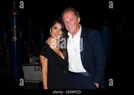 Salma Hayek und Francois-Henri Pinault verlassen den Gucci Award für Frauen im Kino, der beim 69. Internationalen Filmfestival von Venedig stattfand und gehen am 31. August 2012 in ihr Hotel Cipriani in Venedig, Italien, zurück. Foto von Nicolas Genin/ABACAPRESS.COM Stockfoto