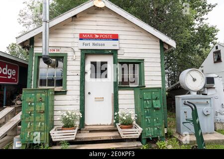 Das winzige ein-Zimmer-Postamt am Alaska Highway bei Milepost 300 in Fort Nelson, British Columbia, Kanada. Stockfoto