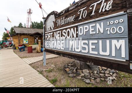 Artefakte aus dem Gebäude des Alaska Highway Project, ausgestellt im Fort Nelson Heritage Museum in Milepost 300 in Fort Nelson, British Columbia, Kanada. Stockfoto