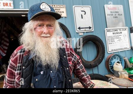 Marl Brown, Kurator und Schöpfer des Fort Nelson Heritage Museum an der Milepost 300 in Fort Nelson, British Columbia, Kanada. Stockfoto