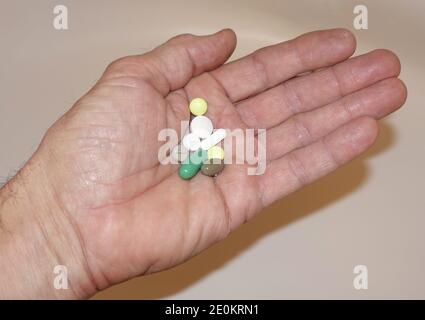 Öffne Hand mit mehreren Tabletten - Symbolbild für Medikamentenabhängigkeit Stockfoto
