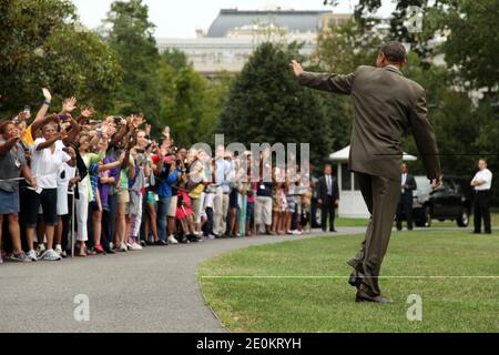 Präsident Barack Obama winkt zu Zuschauern zurück, als er am 1. September 2012 den South Lawn des Weißen Hauses für eine Reihe von Wahlkampfveranstaltungen in Iowa in Washington, DC, USA, verlässt. Foto von Martin H. Simon/Pool/ABACAPRESS.COM Stockfoto