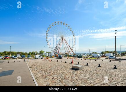 Das große Riesenrad auf der Hafenstadt Honfleur an der Küste der Normandie in Frankreich Stockfoto