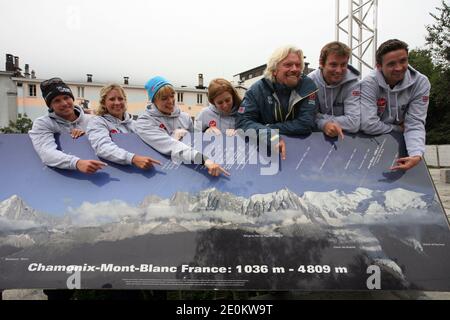 Virgin Group Gründer und CEO Sir Richard Branson (3rd R) posiert neben dem Team des Big Change Charitable Trust (L-R) Sam Branson, Holly Branson, Sams Verlobte Isabella Calthorpe, Prinzessin Beatrice von York, Sam Richardson und Phil Nevin am 3. September 2012 in Chamonix, Französische Alpen. Sir Richard schloss sich dem Team an, um den höchsten Berg Westeuropas, den Mont Blanc, zu besteigen. Gegründet von den Kindern Holly und Sam von Branson zusammen mit ihren Freunden, arbeitet der Trust mit gemeinnützigen Projekten in ganz Großbritannien zusammen und unterstützt sie bei ihrer Mission, junge Menschen zu inspirieren und zu ermutigen Stockfoto