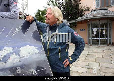 Virgin Group Gründer und CEO Sir Richard Branson stellt sich am 3. September 2012 in Chamonix, Französische Alpen. Sir Richard schloss sich dem Team des Big Change Charitable Trust an, seine Kinder Sam und Holly Branson, Sams Verlobte Isabella Calthorpe, Prinzessin Beatrice von York, Sam Richardson und Phil Nevin bei ihrem Versuch, den höchsten Berg Westeuropas, den Mont Blanc, zu besteigen. Gegründet von den Kindern Holly und Sam von Branson zusammen mit ihren Freunden, arbeitet der Trust mit gemeinnützigen Projekten in ganz Großbritannien zusammen und unterstützt sie bei ihrer Mission, junge Menschen zu inspirieren und zu ermutigen, die besten zu sein Stockfoto