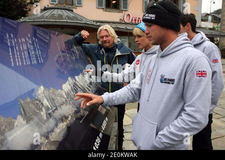 Virgin Group Gründer und CEO Sir Richard Branson (L) posiert am 3. September 2012 neben seinem Sohn Sam und Sams Verlobter Isabella Calthorpe in Chamonix, Französische Alpen. Sir Richard schloss sich dem Team des Big Change Charitable Trust an, Sohn Sam, Tochter Holly, Sams Verlobte Isabella Calthorpe, Prinzessin Beatrice von York, Sam Richardson und Phil Nevin bei ihrem Versuch, den höchsten Berg Westeuropas, den Mont Blanc, zu besteigen. Gegründet von Bransons Kindern Holly und Sam zusammen mit ihren Freunden, arbeitet der Trust in Partnerschaft mit gemeinnützigen Projekten in ganz Großbritannien und unterstützt sie bei ihrer Mission in Stockfoto